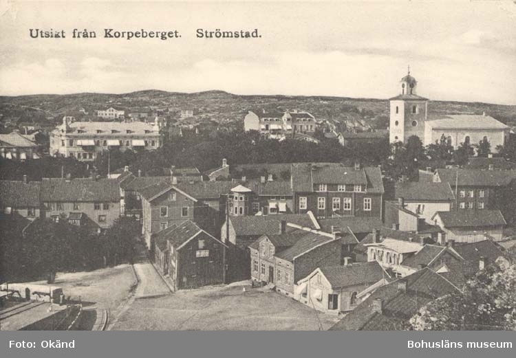 Tryckt text på kortet: "Utsikt från Korpeberget. Strömstad." 
"Förlag: Sven Malmgren, Manufaktur & Kortvaror."