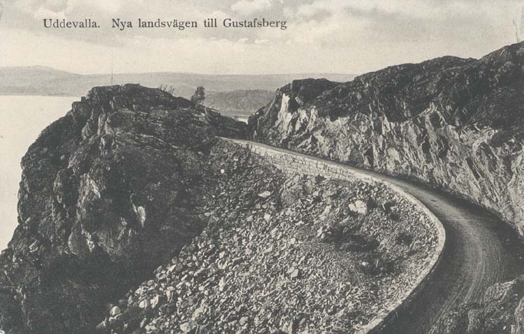 Tryckt text på kortet: "Uddevalla. Nya landsvägen till Gustafsberg."
"Uddevalla Pappershandel, Hildur Andersson."
