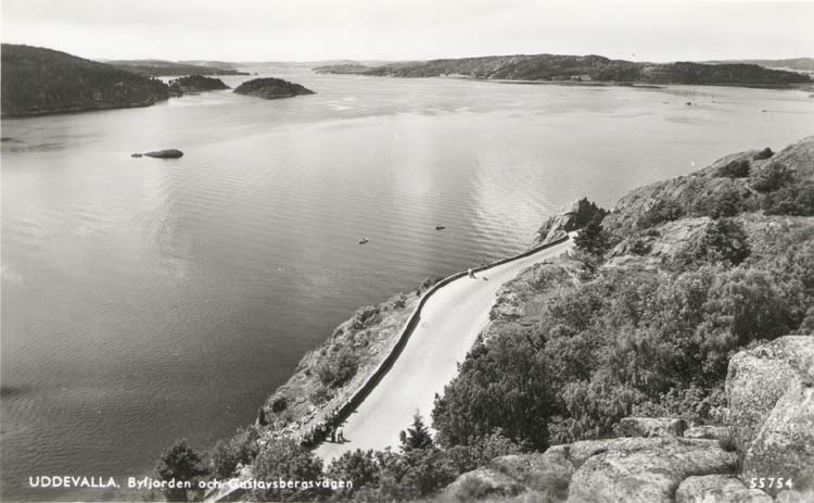 Tryckt text på kortet: "Uddevalla. Byfjorden och Gustafsbergsvägen."
