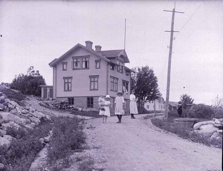 Enligt text som medföljde bilden: "Kalle Warms hus. Gevaert-plåt Pyro-Ammoniak. 24/7 22."