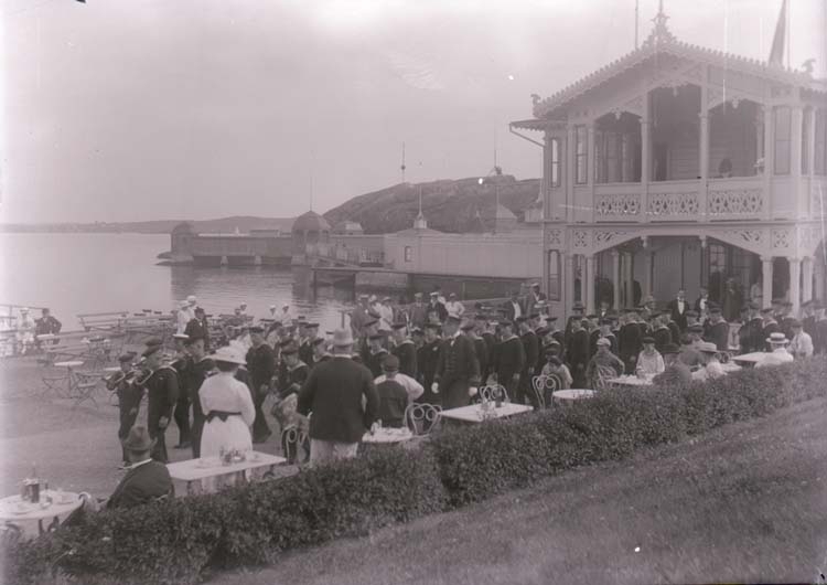 Enligt text som medföljde bilden: "L.L. Skeppsgossar på fest. 1915."