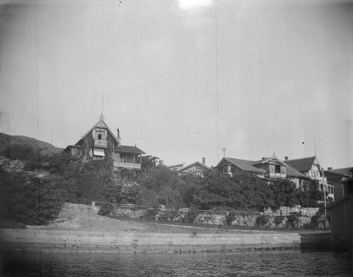 Enligt text som medföljde bilden: "Lysekil. Hasselrots villa från sjön 1899."