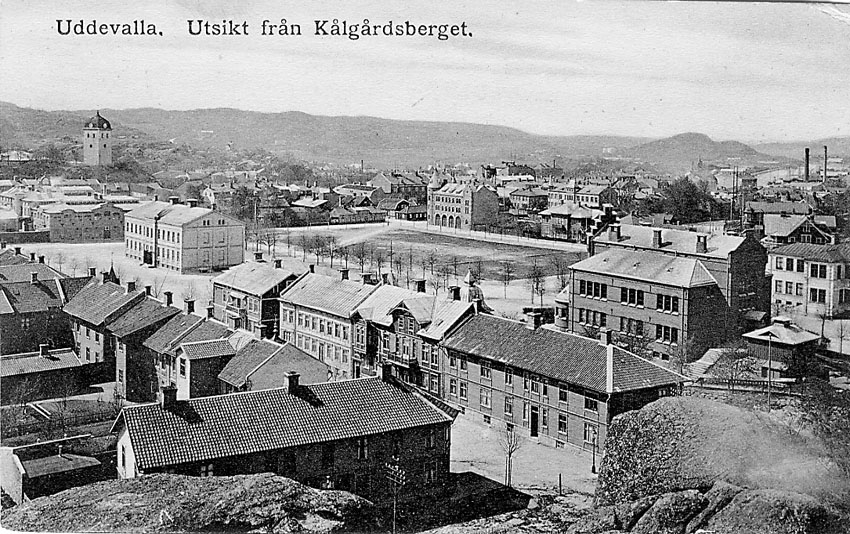 Tryckt text på vykortets framsida: "Uddevalla. Utsikt från Kålgårdsberget".