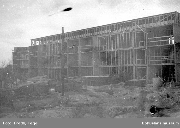 Enligt fotografens notering: "Olika fabriksbyggnader i Lysekil. Bygget vid nya ålderdomshemmet".