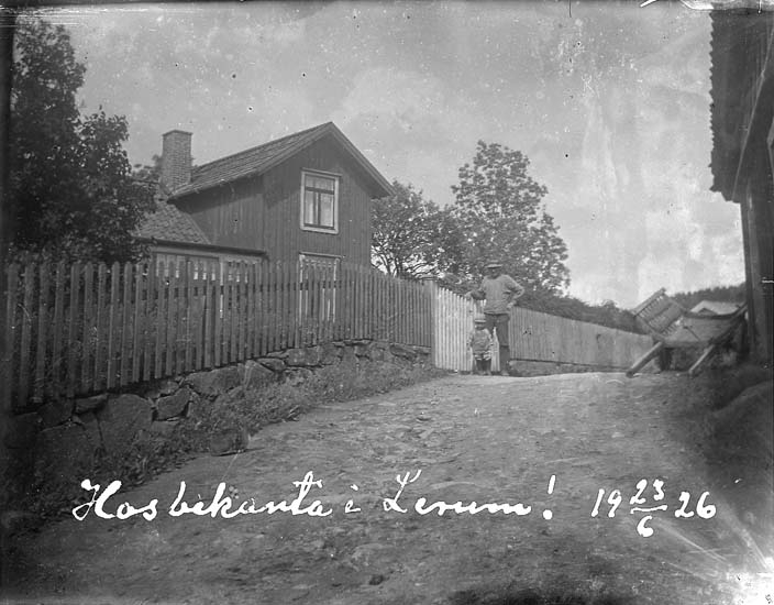 Skrivet på bilden: "Hos bekanta i Lerum! 23/6 1926."