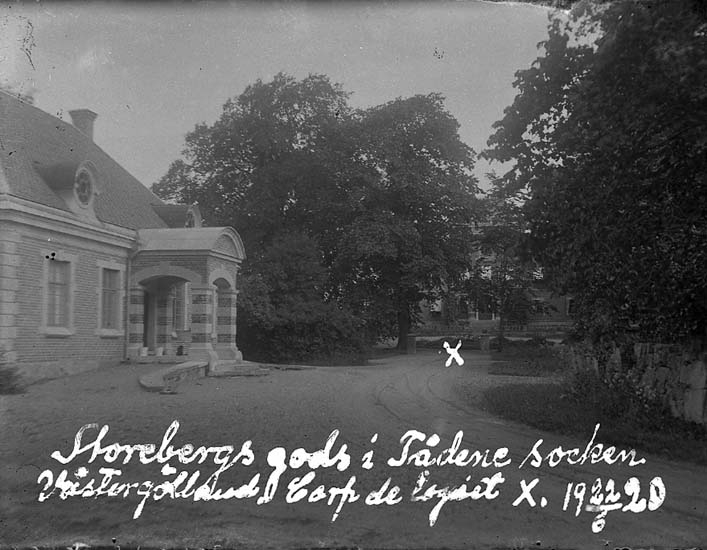 Enligt text på fotot: "Storebergs gods i Tådene socken Västergötland, corp de logiet X, 22/6 1920".