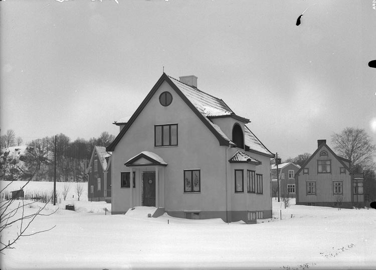 Enligt fotografens noteringar: "N:r 90 1937 Bäst Lövbergs hus från Brinks."