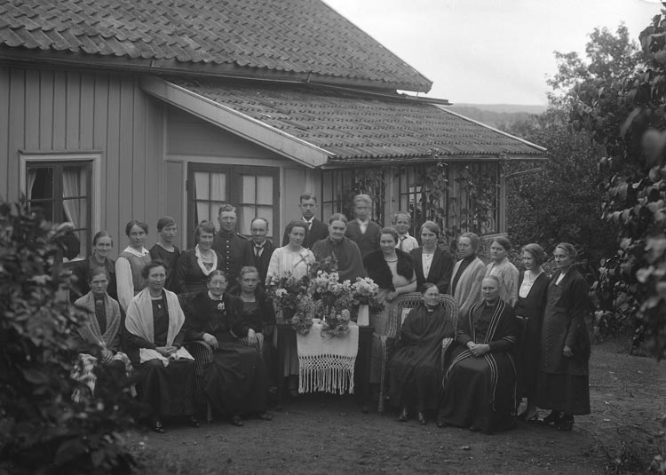 Enligt fotografens noteringar: "Grupp på Lycke hos fanjunkare J.H. Sahlberg d. 18 Sept. Fru Sahlberg födelsedag år. Troligen 60-årsdagen eller 75."