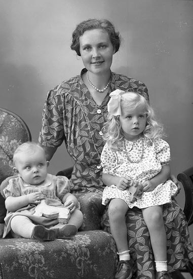 Enligt fotografens journal nr 7 1944-1950: "Andersson, Fru Astrid Röd Varekil".