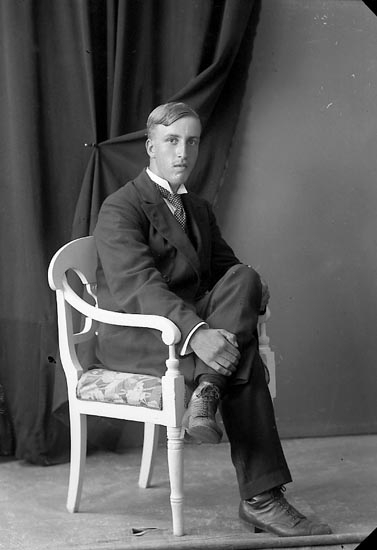 Enligt fotografens journal nr 3 1916-1917: "Andersson, Albert Hjälteby Spekeröd".