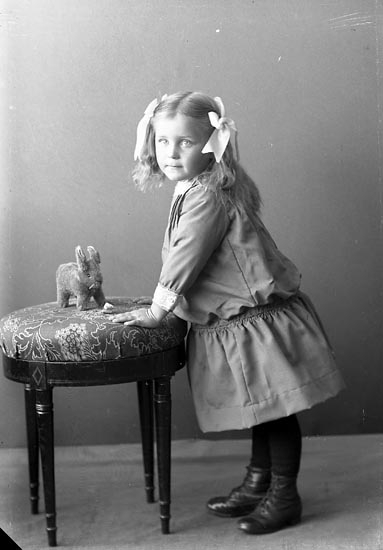 Enligt fotografens journal nr 2 1909-1915: "Karlsson, Ingrid Ålebacken Spekeröd".