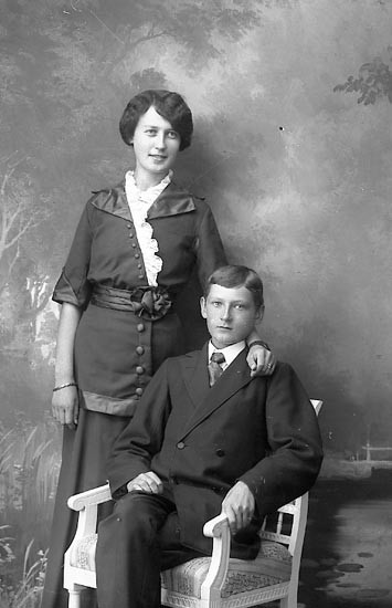 Enligt fotografens journal Lyckorna 1909-1918: "Alexandersson, Fr. Lyckorna".
Enligt fotografens notering: "Hildur Alexandersson, Lyckorna".