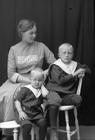 Enligt fotografens journal Lyckorna 1909-1918: "Edman, Fru Parkudden Ljungskile".
