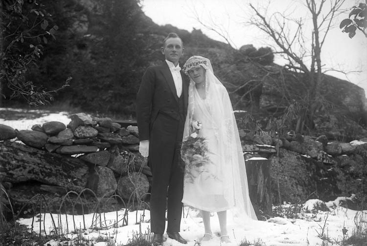 Enligt fotografens journal nr 5 1923-1929: "Holm, Bröllopet Brudparet".
Enligt fotografens notering: "Bröllopet i Holm. Bernh. Johansson, Här".