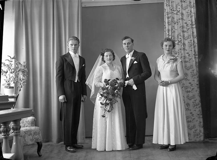 Enligt fotografens journal nr 8 1951-1957: "Johansson, Herbert Herr, Näs Ödsmål".
Enligt fotografens notering: "Brudparet Herbert Johansson, Näs Ödsmål. Bruden. Fr. Irene Carlsson, Näs Ödsmål".