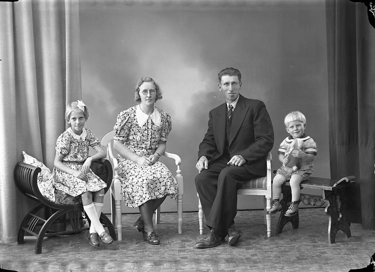 Familjen Wallin, Grössby Ucklum 1942