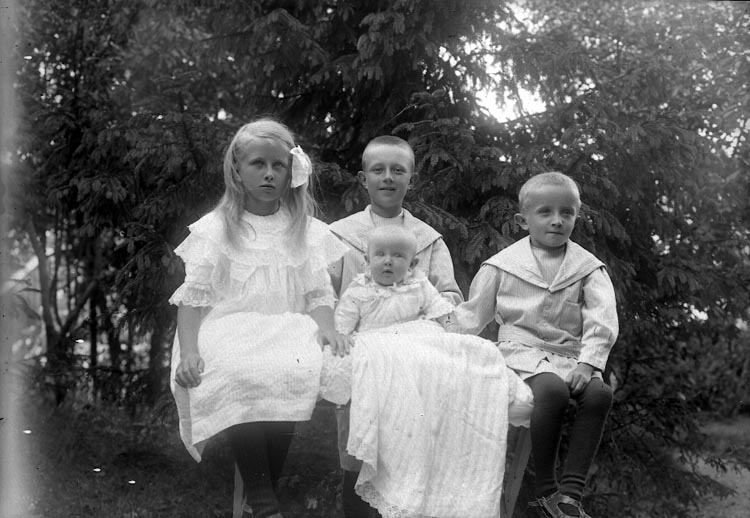 Enligt fotografens journal nr 2 1909-1915: "Carlsson, Doktorns barn Jörlanda".