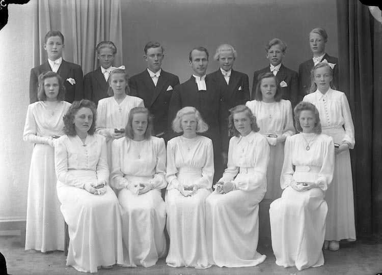 Enligt fotografens journal nr 7 1944-1950: "Norums Läsbarn. Pastor Rhedin, Stenungsund".