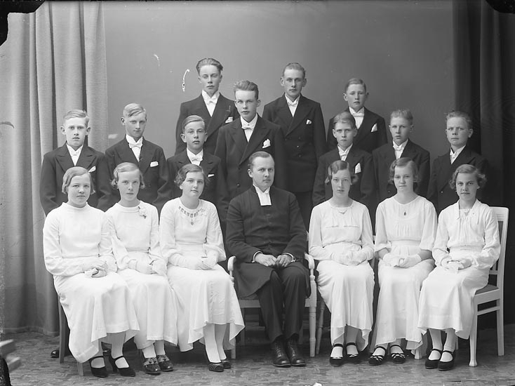 Enligt fotografens journal nr 6 1930-1943: "Läsbarnen i Norum Pastor Berntsson Här".