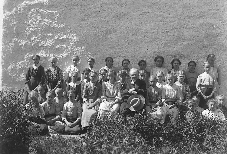 Enligt fotografens notering: "Konfirmanderna Solberga 1913. Pastor Ringius".