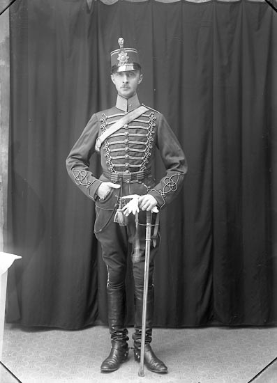 Enligt fotografens journal Lyckorna 1909-1918: "Hofverberg, Löjtnant, Ljungskile".