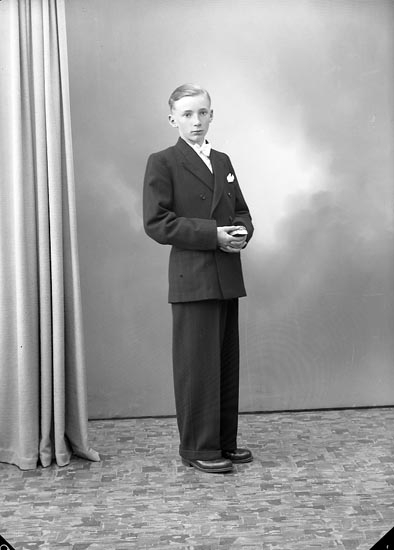 Enligt fotografens journal nr 7 1944-1950: "Hansson, Lennart Hasselbacken Här".