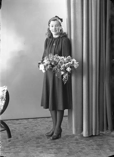 Enligt fotografens journal nr 6 1930-1943: "Hansson, Fr. Gunhild Skår St. Höga".