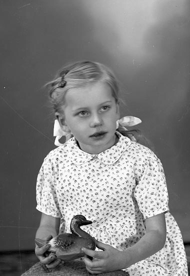 Enligt fotografens journal nr 8 1951-1957: "Johansson, Brita Brattorp, Svanesund".