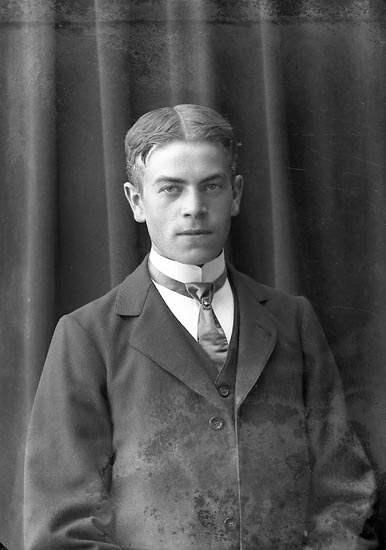 Enligt fotografens journal nr 2 1909-1915: "Larsson, Robert Anrås, J-da".