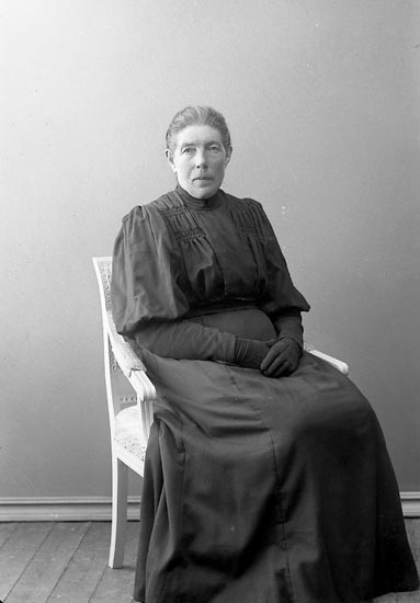 Enligt fotografens journal nr 2 1909-1915: "Johansson, Beata, St. Askerön Här".
