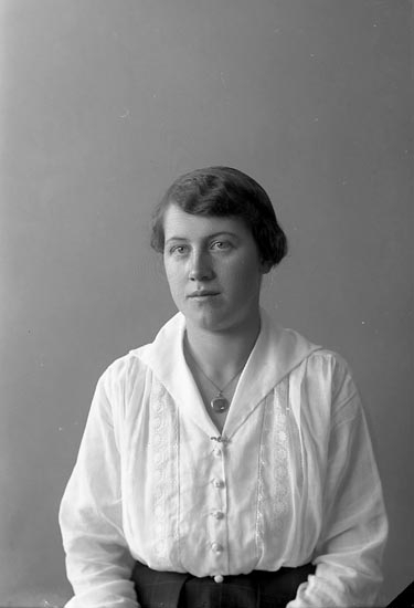 Enligt fotografens journal nr 4 1918-1922: "Olsson, Astrid Tjäderöd Svenshögen".