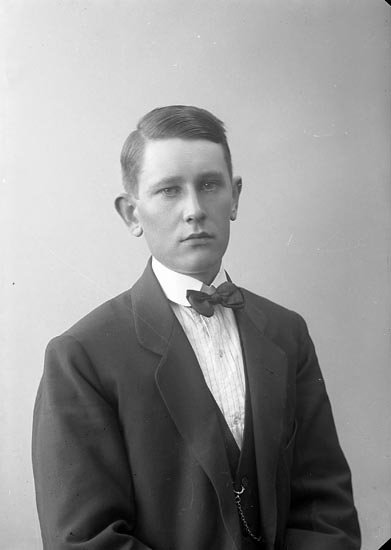 Enligt fotografens journal nr 4 1918-1922: "Svensson, John Grindstorp Spekeröd".