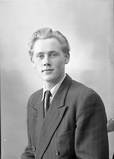 Enligt fotografens journal nr 7 1944-1950: "Olsson, Herr Erik Dahl, Ucklum".