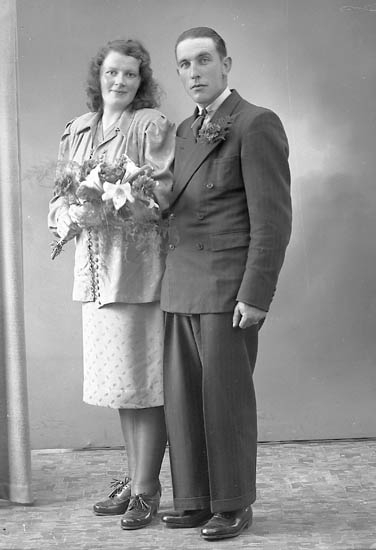 Enligt fotografens journal nr 7 1944-1950: "Olsson, Herr Erik Panneröd Svenshögen brudpar".