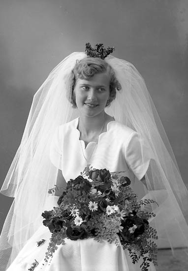 Enligt fotografens journal nr 8 1951-1957: "Berntsson, Brudparet Järnblästen Ödsmål bruden".
