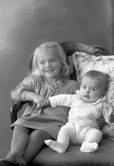 Enligt fotografens journal nr 6 1930-1943: "Rhedin, Ingegerd och Margareta".