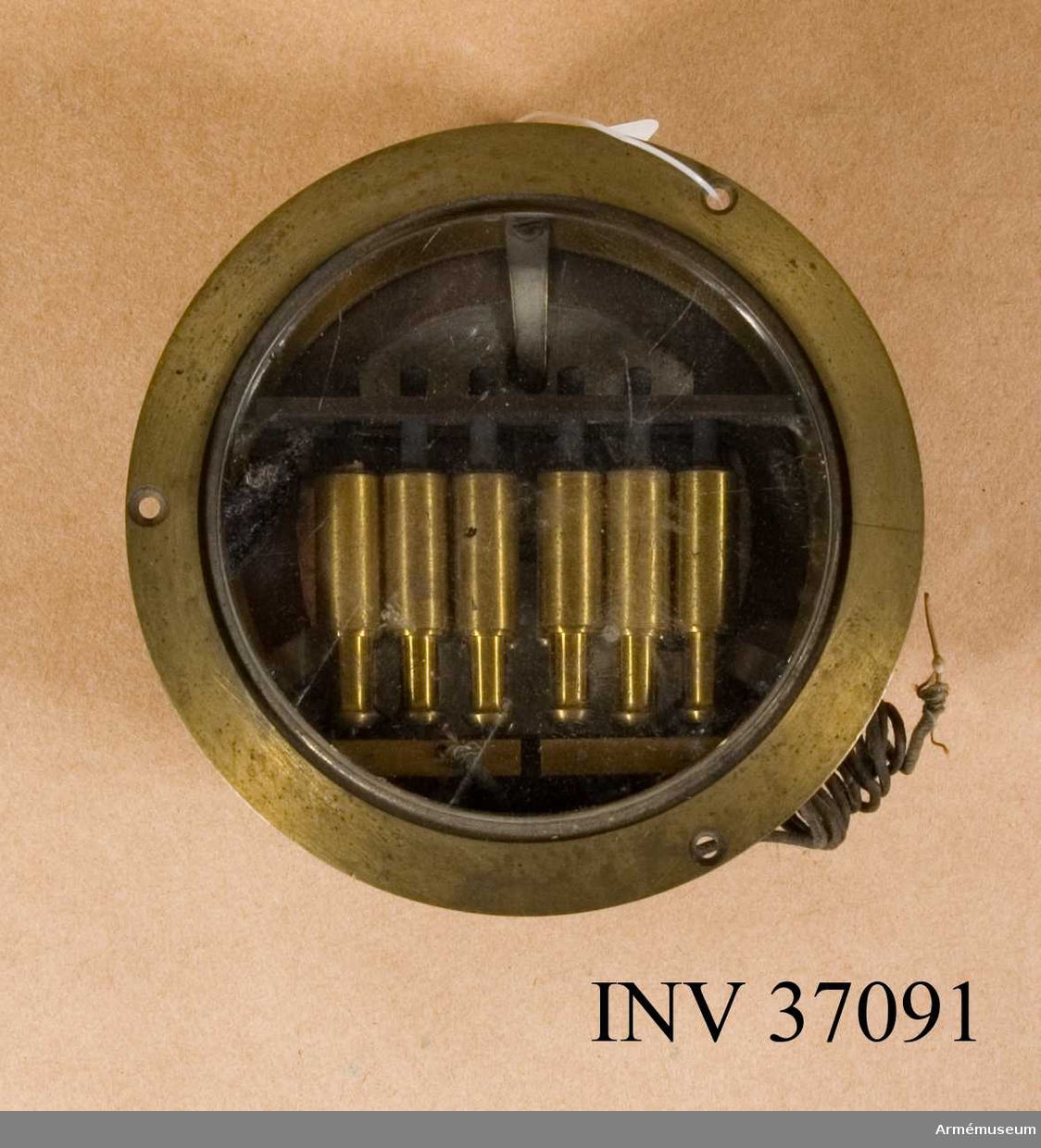Grupp H I.

Av kolstavstyp och den äldsta av L M Ericssons många mikrofontyper. 
Den ingick bl.a. i telefonapparat m/1887; jfr AM 37045. 
Detta exemplar har troligen tjänat som undervisningsmateriel.