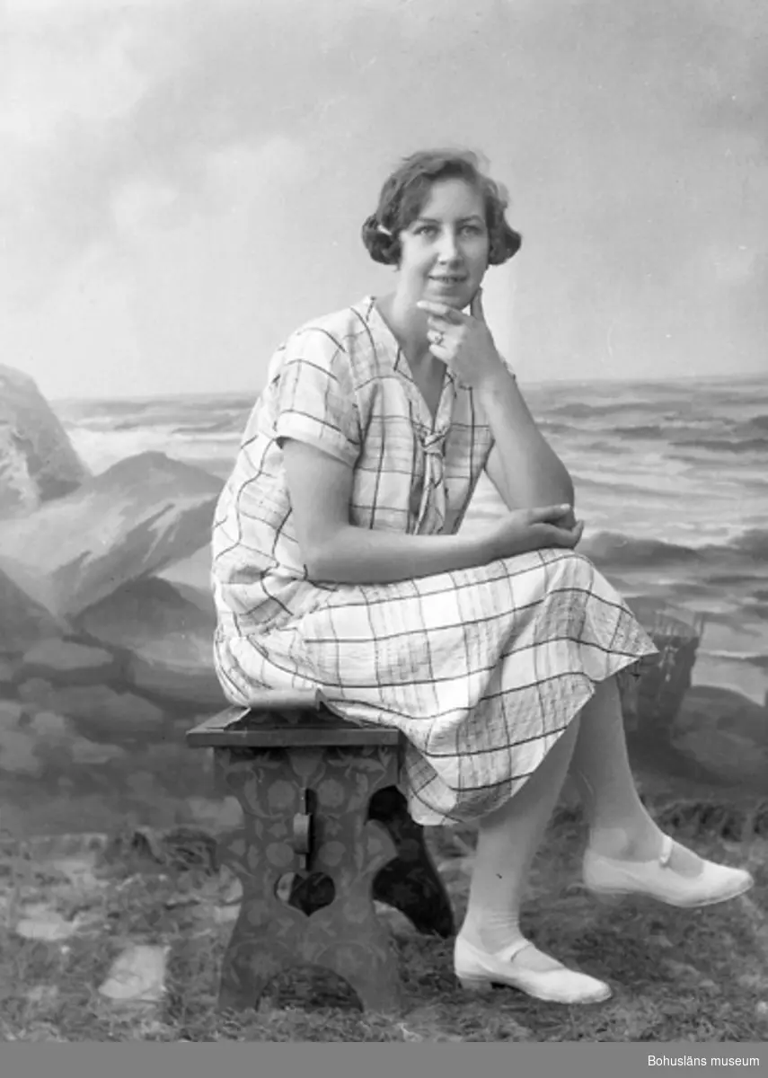 Enligt fotografens journal nr 5 1923-1929: "Johansson, Fr. Karin Alafors, Ödsmål".