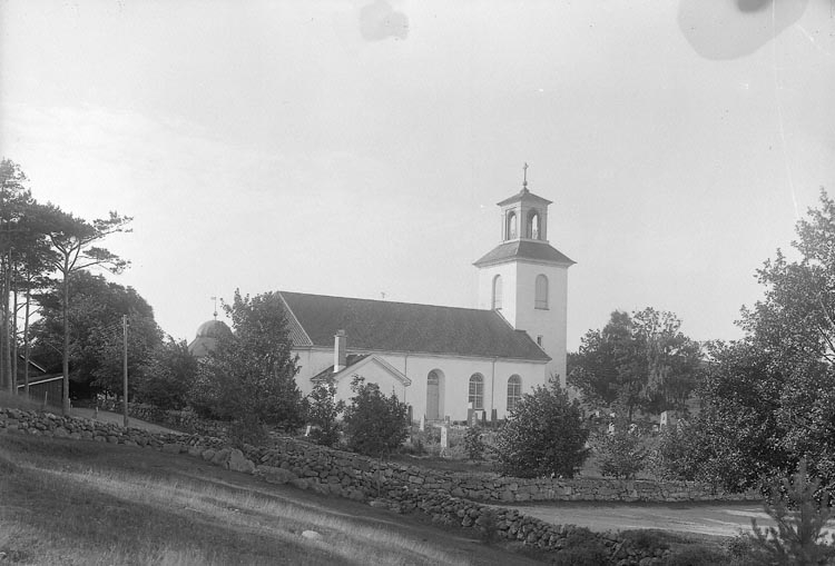 Enligt fotografens journal nr 5 1923-1929: "Valla kyrka, Höviksnäs".
