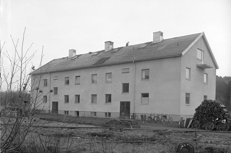 Enligt fotografens journal nr 7 1944-1950: "Eidern, Nya Bostadshuset Här".