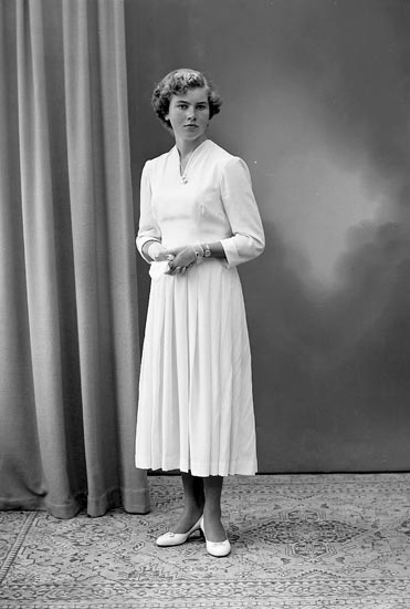 Enligt fotografens journal nr 8 1951-1957: "Johansson, Ingrid, Ekeliden, Nösund".