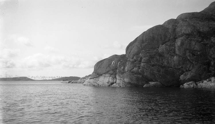 Enligt medföljande text: "Norum, St. Askerön, bergen sydost Fiskevik".
