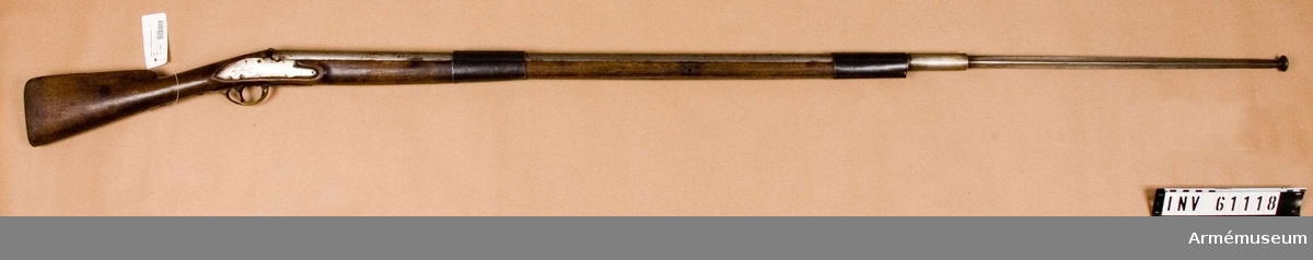Grupp D III.
Bajonettens utskjutande del är 500 mm. Bajonetten är trekantig  och utan skyddsputa. Den kommer ursprungligen från gevär m/1794, inköpt från England. Bajonettfäktningsgeväret är ändrat från gevär med flintlås och försett med fastställningslapp: "Daterad den 16/6 1867 och fastställt C.O. Carlson. Fält. Tygmästare."