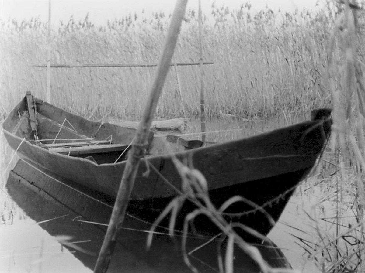 Skrivet på baksidan: "Bodenplankenboot ohne Steven. Kahn v. Garder See (Ostpreussen). 14." 
Stämplat på baksidan: "50." 

Fotona är tagna mellan 1966-09-11 - 1966-09-17.