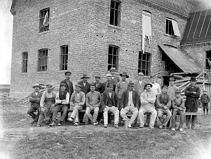 Gruppbild av arbetare vid bygget av Foss kommuns försörjningshem Kampstorp