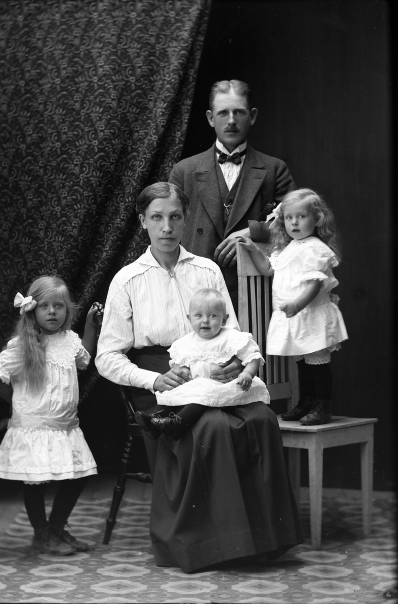 Makarna Klara och Fritz Edvardsson med barnen Elsa, Anna-Lisa och Vivan