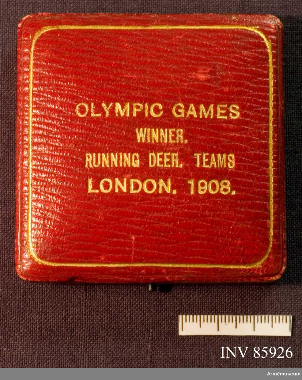 Grupp M II.
Guldmedalj vunnen av Oscar Gomer Swahn i löpande hjort, enkelskott, lag, OS 1908 i London.