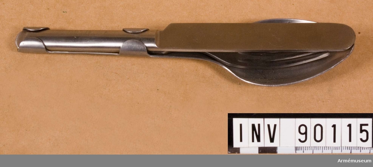 Gaffel av rostfritt stål med halvrunt skaft. Ingår i matbestick bestående av sked, kniv och gaffel, för menig vid armén, Finland, 1939.