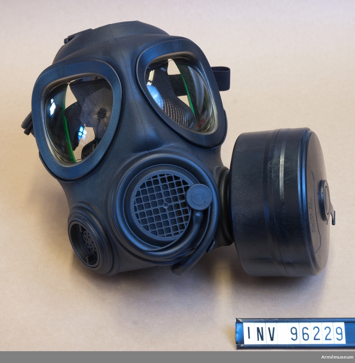 Skyddsmask tillhörande skyddsutrustning 90 B. Oanvänd.
Storlek 2 - Medium. På insidan sitter ett grönt plaststöd.
Med Filter 90 (m/1990) M 2311-714010-1.

Tillförsel av dryck möjlig genom den ihopvirade slangen vilket skiljer sig från den civila varianten A4 liksom att den civila endast har ett uttag för filter där den militära har två. 
Masken är kompatibel med NATO:s 40 mm filter STANAG 4155:1981.

Masken skyddar ansikte och andningsvägar mot biologiska (Virus) och kemiska stridsmedel. Även resistent mot radioaktivt damm, tårgas, sotpartiklar och värmestrålning. Forsheda har tillverkat över 700 000 masker av modellen till det svenska försvaret, polisen och räddningstjänsten och har normalt 25 års hållbarhet under rätt förvaringsförhållanden.