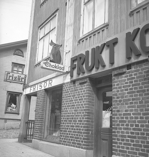 Text till bilden: "Skylt v. Kallins Fruktaffär, f. Klint & Tinggren. 1946.08.15".